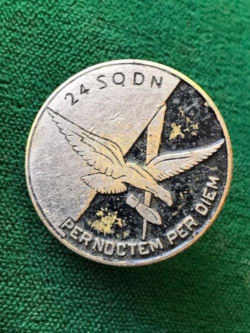 24 SQUADRON PIN BADGE 1939-1945