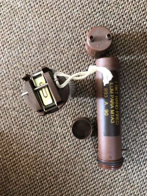 HAND FIRED ILUM PARA FLARE WITH PARACHUTE