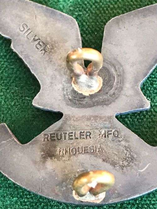 RHODESIA SELOUS SCOUTS. OFFICERS,SILVER (MARKED) CAP BADGE-WORN 1974-1980- 2 LUGS-REUTELER MAKERS MA