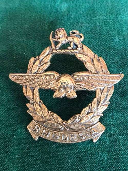 RHODESIA AIR FORCE CAP BADGE-WIDE WREATH- WW2- 2 LUGS