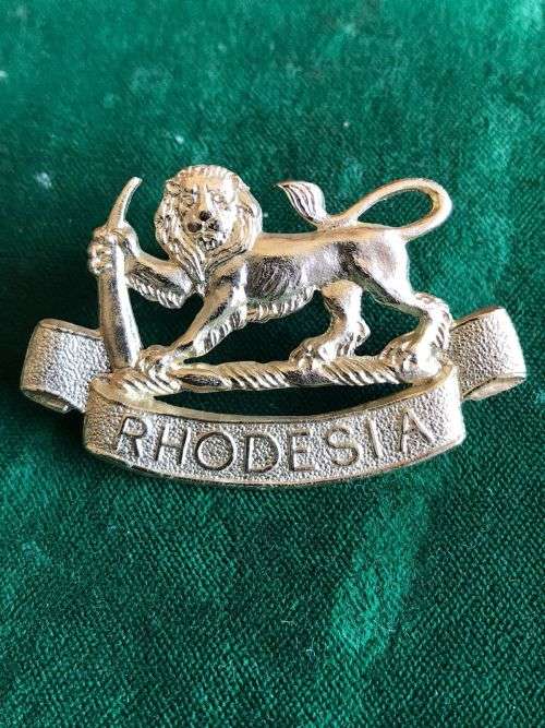 RHODESIAN HOLDING UNIT CAP BADGE-1973-1978-RHU,RDU AND RDR- 2 LUGS