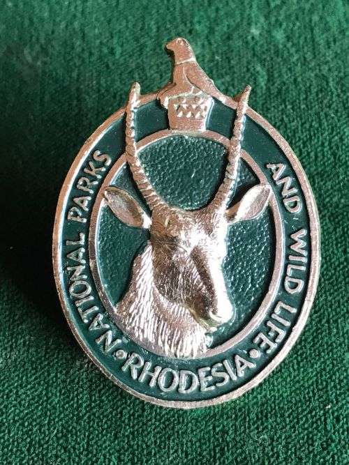 RHODESIA PARKS BOARD BERET BADGE- 2 LUGS