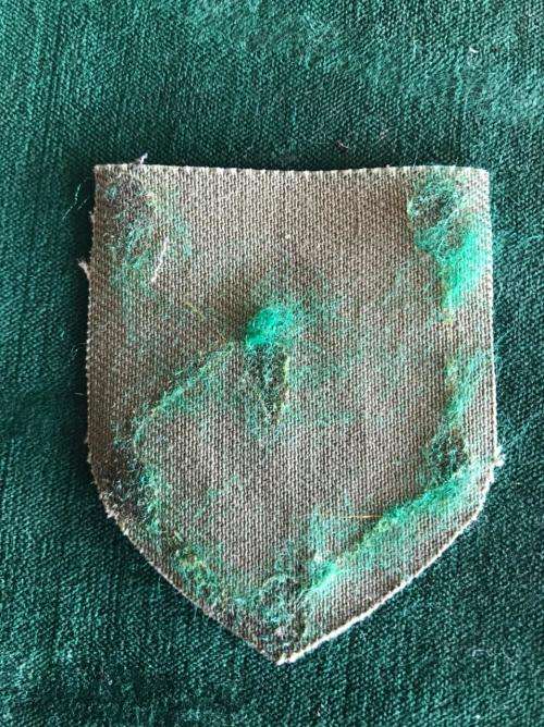 RHODESIAN PFUMO RE VANHU CAP BADGE-WORN 1978-80