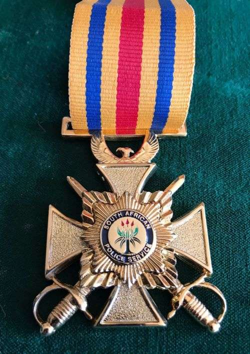 SA POLICE, FULL SIZE STAR FOR BRAVERY IN GOLD-MEASURES 58 X 45 MM