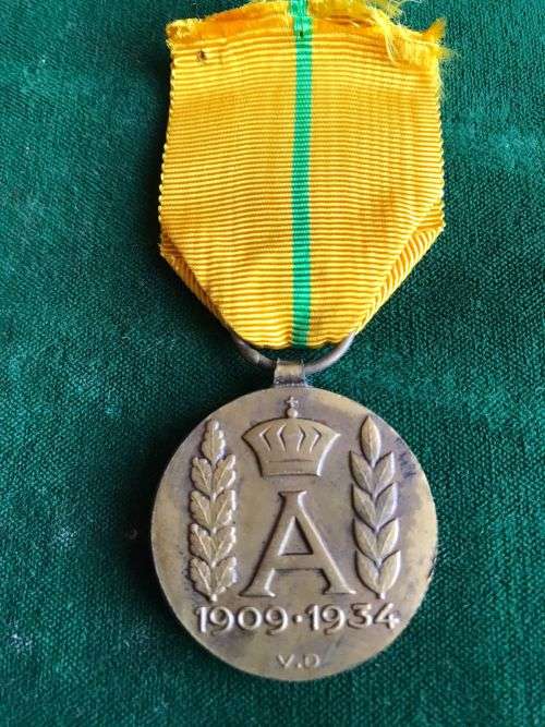 FULL SIZE BELGIUM WAR MEDAL