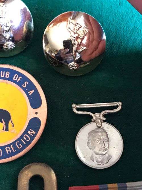 SELECTION OF 13 RHODESIAN BADGES ,MEDALS AND OTHER ITEMS-SOLD TOGETHER