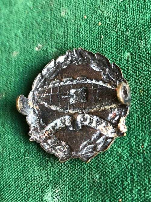 BLACK COLLAR BADGE WORN BY NO 1 ARMOURED CAR COY IN 1940- 2 LUGS