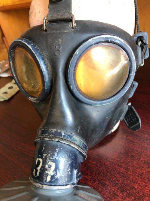 GERMAN WW2 LUFTWAFFE OR LUFTSCHUTZ GASMASK-USED BY COMBAT TROOPS AND LUFTWAFFE SOLDIERS IN FIELD DIV