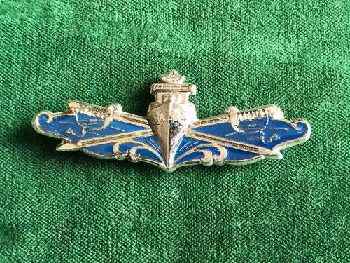 EXECUTIVE OFFICER OF THE SA NAVY SILVER AND ENAMEL BREAST BADGE,MESS DRESS-APPROVED 1989- 2 PINS