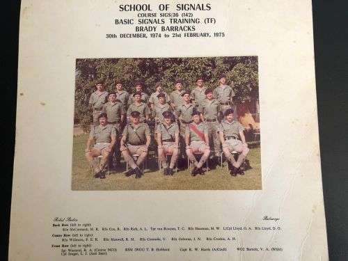 A COLOUR PHOTO CARD SCHOOL SIGNALS COURSE SIGS/36(142)BASIC SIGNALS TRAINING (TF) BRADY BARRACKS 30T