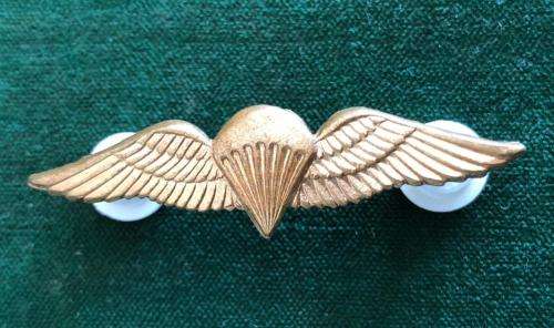 SA PARACHUTE BASIC PARATROOPER WING- 8 JUMPS OR MORE-GILDING METAL-MESS DRESS-WORN FROM THE 1970`S-2