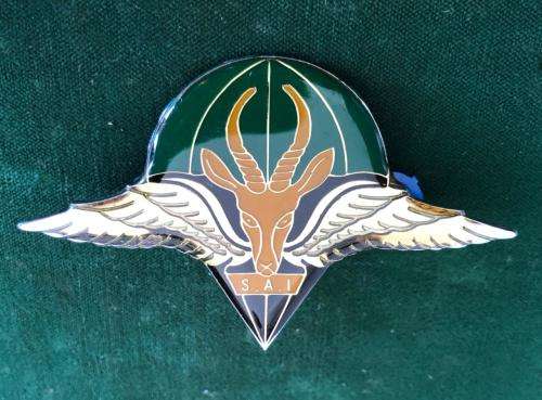 1 PARACHUTE BATTALION OFFICERS BERET BADGE-THIS BADGE WAS WORN FOR A SHORT PERIOD BY SOME OFFICERS-2