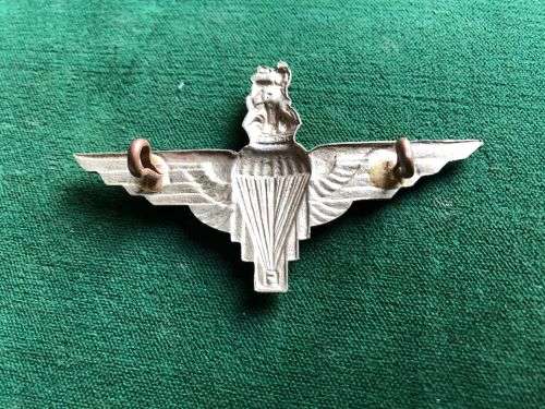 GREAT BRITAIN PARACHUTE REGT. WW2 CAP BADGE-LUGS INTACT