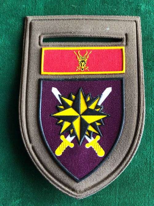SPECIAL FORCES BRIGADE HQ TUPPER SHOULDER FLASH WITH ARMY HQ HIGHER FORMATION BAR- ONE PIN