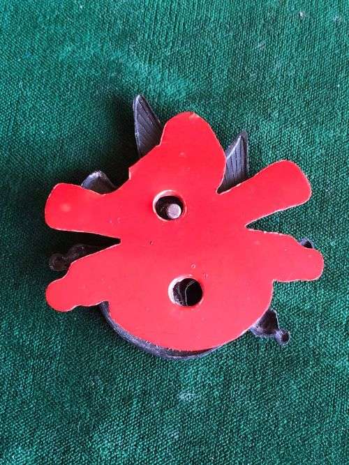 4TH ARTILLERY REGT. BERET BADGE-WORN FROM 1984- 2X SCREW LUGS