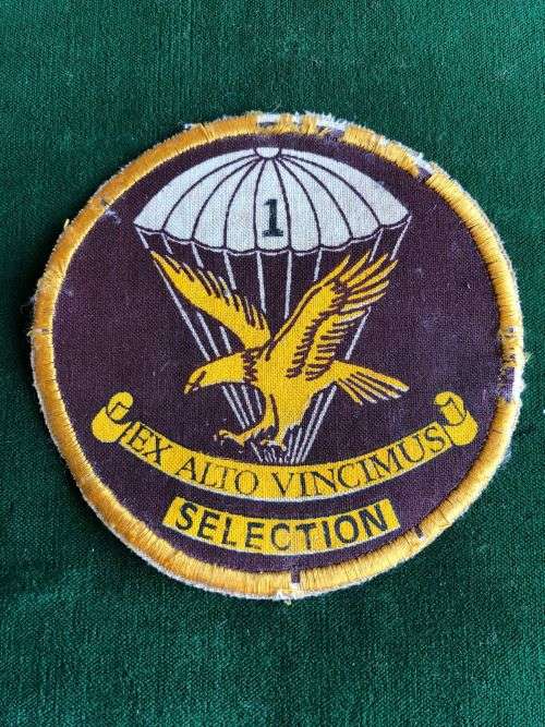 1 PARACHUTE BATTALION ROUND PATCH -DIAMETER 9CM-THIS WAS FOR THE INSTRUCTORS T-SHIRT- SCARCE