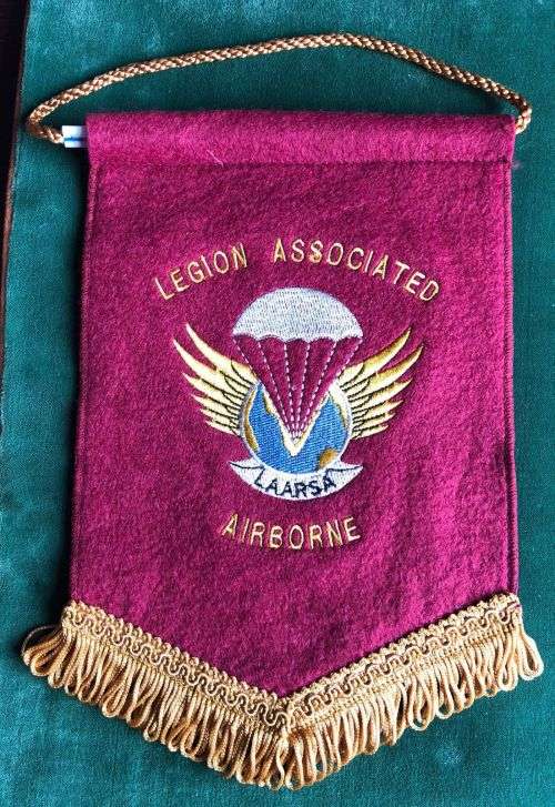 LEGION ASSOCIATED AIR BORNE BANNER -MEASURES 15,5 X 24 CM