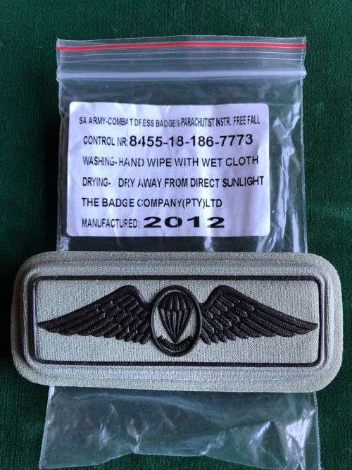 SA PARABAT FREE FALL INSTRUCTOR WING- COMBAT DRESS- 2 PINS-TUPPERIZED