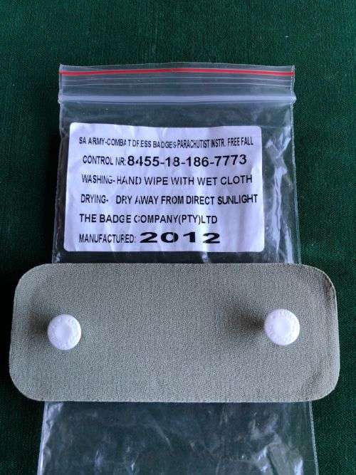 SA PARABAT FREE FALL INSTRUCTOR WING- COMBAT DRESS- 2 PINS-TUPPERIZED