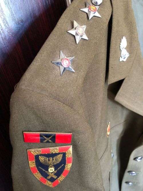 STEP OUT JACKET FOR A CAPTAIN WITH 4 FIELD REGT.-COMPLETE WITH FLASHES MEDAL ETC.-SIZE MEDIUM-MEASUR