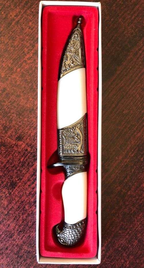 A KNIFE VERY SIMILAR TO THE HAND CRAFTED 1 PARACHUTE BATTALION KNIFE-THE KNIFE I AM SELLING IS NOT T