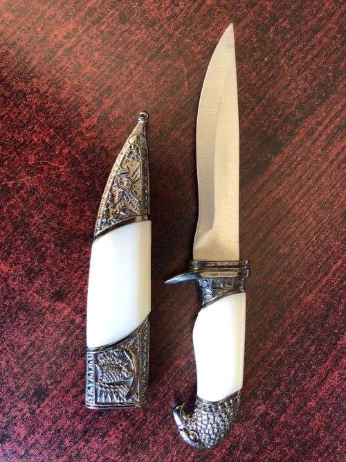 A KNIFE VERY SIMILAR TO THE HAND CRAFTED 1 PARACHUTE BATTALION KNIFE-THE KNIFE I AM SELLING IS NOT T