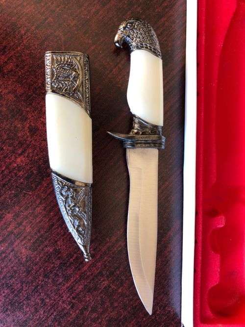 A KNIFE VERY SIMILAR TO THE HAND CRAFTED 1 PARACHUTE BATTALION KNIFE-THE KNIFE I AM SELLING IS NOT T