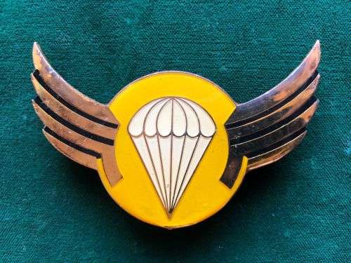 BOPHUTHATSWANA DEFENCE FORCE PARACHUTE,FREE FALLING-YELLOW AND GOLD-FULL SIZE-MEASURES 70MM- 3 PINS