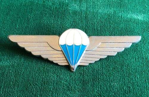 CISKEI DEFENCE FORCE BASIC,FULL SIZE PARA WING-WHITE AND BLUE ENAMEL CENTRE (COATED)WITH CHROME WIN