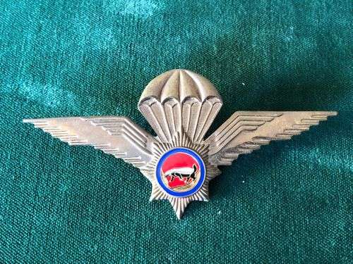 SA POLICE VLAKPLAAS PARACHUTE WINGS- GILT WINGS WITH ENAMEL CENTRE- 2 PINS