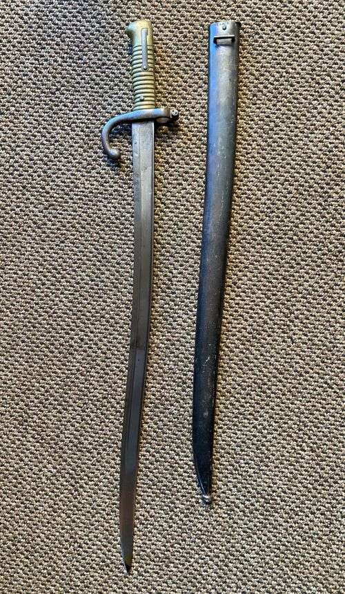 FRENCH YATAGHAN-BLADED 1866 BAYONET WITH METAL SCABBARD-OVERALL LENGTH 69,5 CM