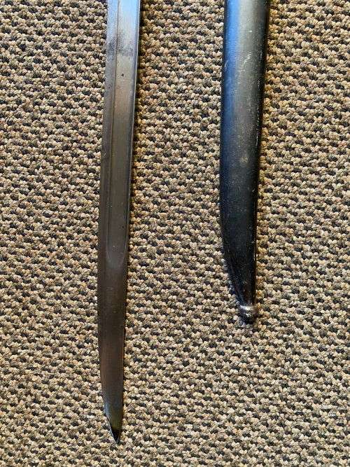 FRENCH YATAGHAN-BLADED 1866 BAYONET WITH METAL SCABBARD-OVERALL LENGTH 69,5 CM
