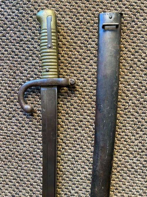 FRENCH YATAGHAN-BLADED 1866 BAYONET WITH METAL SCABBARD-OVERALL LENGTH 69,5 CM