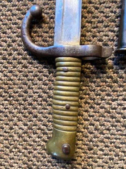 FRENCH YATAGHAN-BLADED 1866 BAYONET WITH METAL SCABBARD-OVERALL LENGTH 69,5 CM