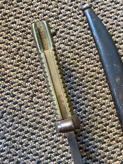 FRENCH YATAGHAN-BLADED 1866 BAYONET WITH METAL SCABBARD-OVERALL LENGTH 69,5 CM