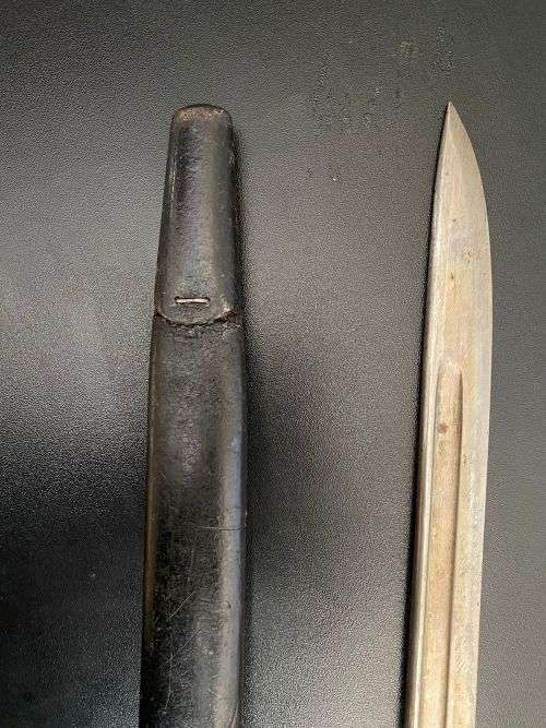 US PATTERN M1917 BAYONET MADE BY REMINGTON,RIGHT RICASSO MARKINGS OF THE US M 1917 BAYONET,SHOWING T