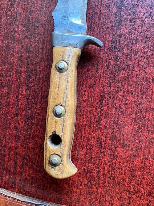 PUMA WHITE HUNTER KNIFE-STAGHORN SHARPENED SECTION ON TOP EDGE AND 1 INCH SERRATED SECTION ON BOTTOM