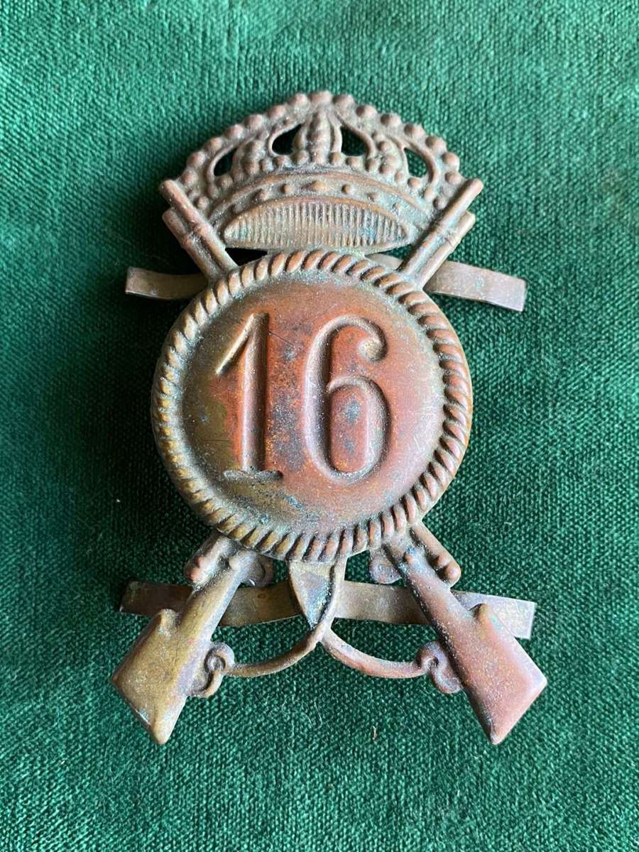 ITALIAN WW2 16 INFANTRY REGIMENT CAP BADGE-LUGS INTACT