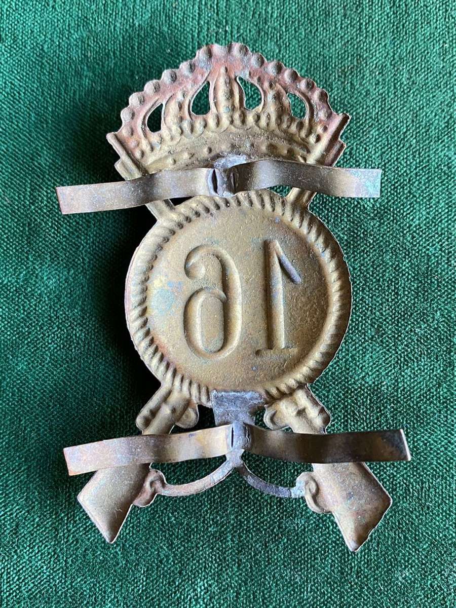 ITALIAN WW2 16 INFANTRY REGIMENT CAP BADGE-LUGS INTACT