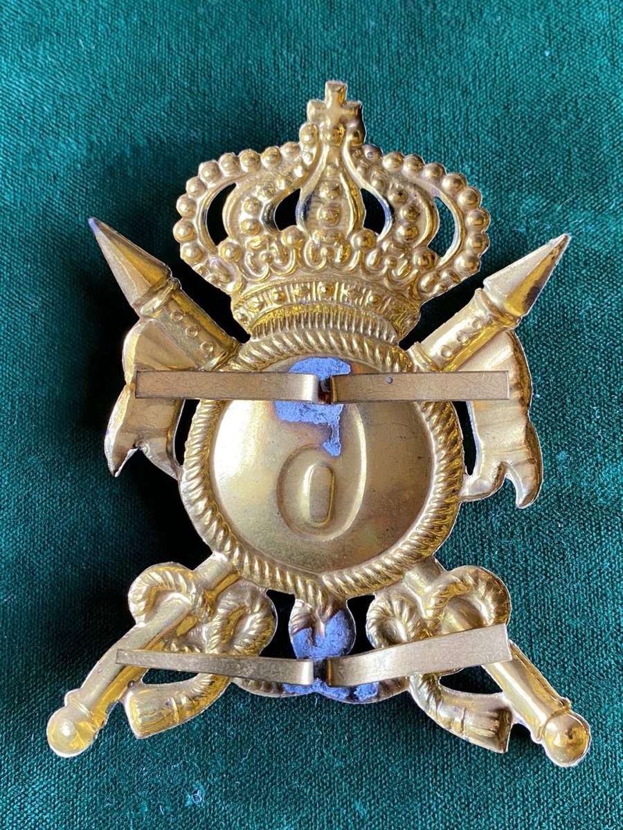 ITALIAN CAP BADGE FOR 6 LANCERS-LUGS INTACT