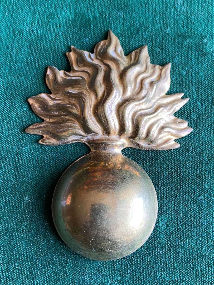 ITALIAN WW2 CAP BADGE FOR GRENADIERS-LUGS INTACT