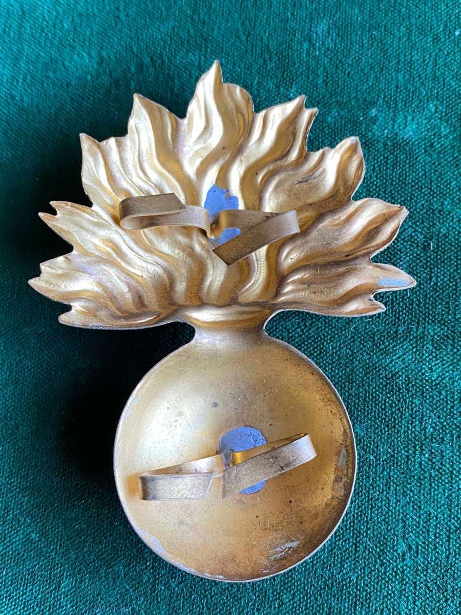 ITALIAN WW2 CAP BADGE FOR GRENADIERS-LUGS INTACT