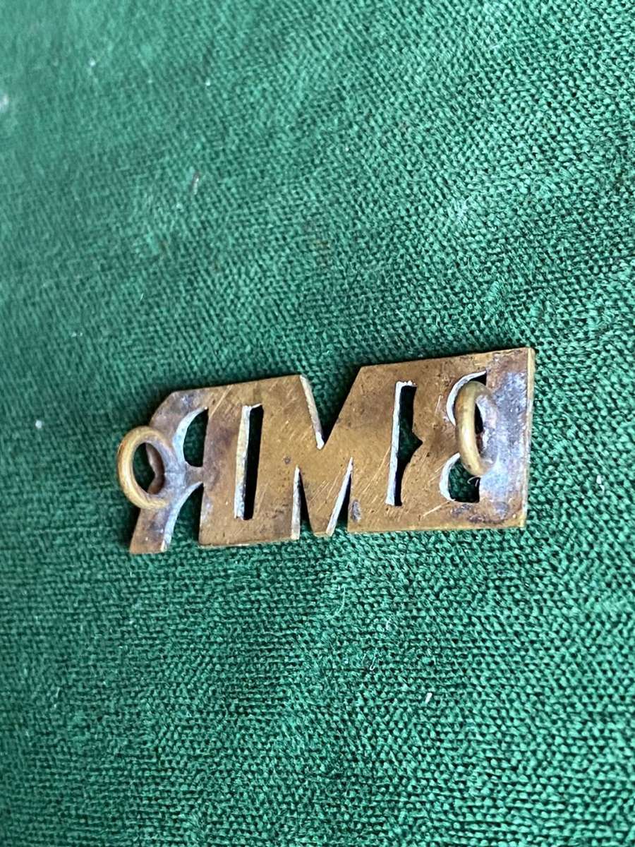 BOER WAR BORDER MOUNTED RIFLES TITLE(SHEET METAL) 2 LUGS -WORN 1894-1902