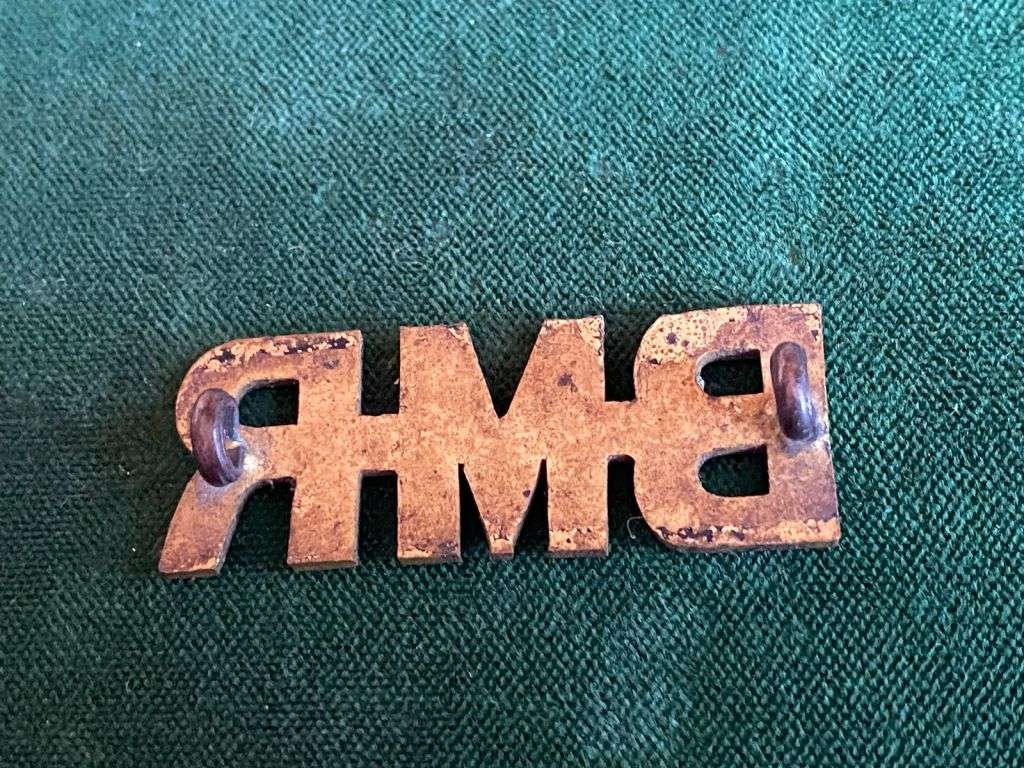 BORDER MOUNTED RIFLES, BRASS SHOULDER TITLE 1894-1902-BOER WAR- 2 LUGS