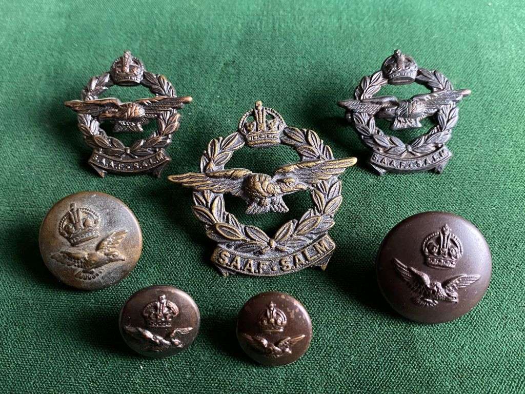 SAAF BLACKENED BRASS CAP AND COLLARS WITH 4 BUTTONS-WORN WW2-LUGS INTACT