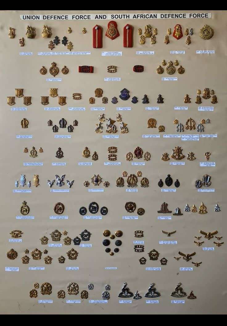 SAAF BLACKENED BRASS CAP AND COLLARS WITH 4 BUTTONS-WORN WW2-LUGS INTACT