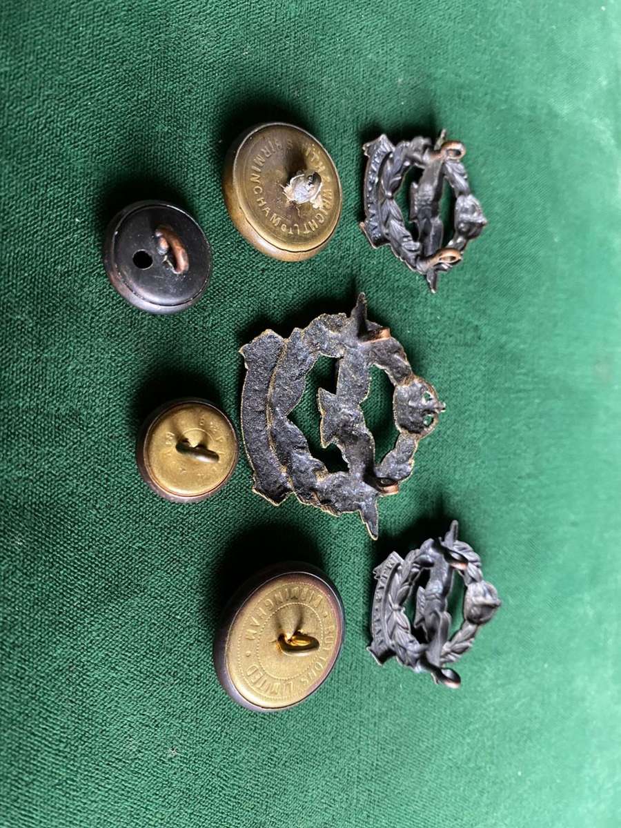 SAAF BLACKENED BRASS CAP AND COLLARS WITH 4 BUTTONS-WORN WW2-LUGS INTACT