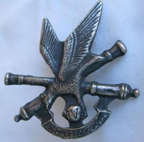 4TH ARTILLERY BRIGADE BERET BADGE - LUGS INTACT.