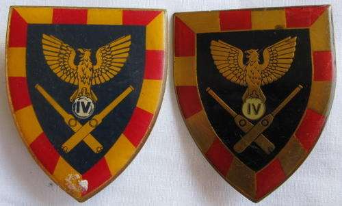 FLASH - 4 FIELD REGT. YELLOW & GOLD TYPE SOLD TOGETHER - 1 MISSING PIN.