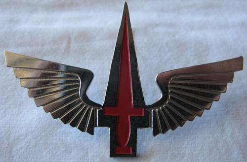 RECCE PROTOTYPE BERET BADGE CHROME WITH RED PAINT - 2 PINS.